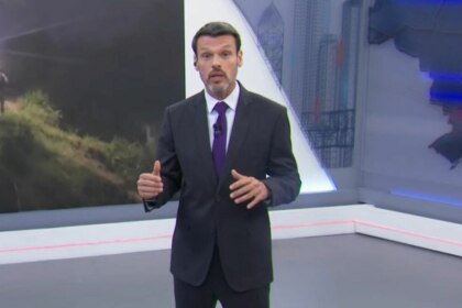 Lucas Martins, em frente ao telão do estúdio, no seu retorno ao Brasil Urgente