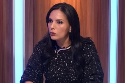 Márcia Dantas com semblante sério, falando sobre demissão do SBT