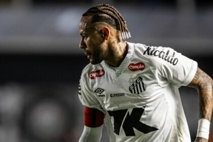 Neymar em campo no jogo Santos x Inter