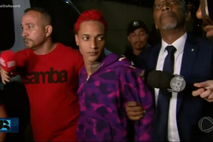 Oruam, acompanhado do advogado e rodeado de jornalistas, se entregando a Polícia no Rio