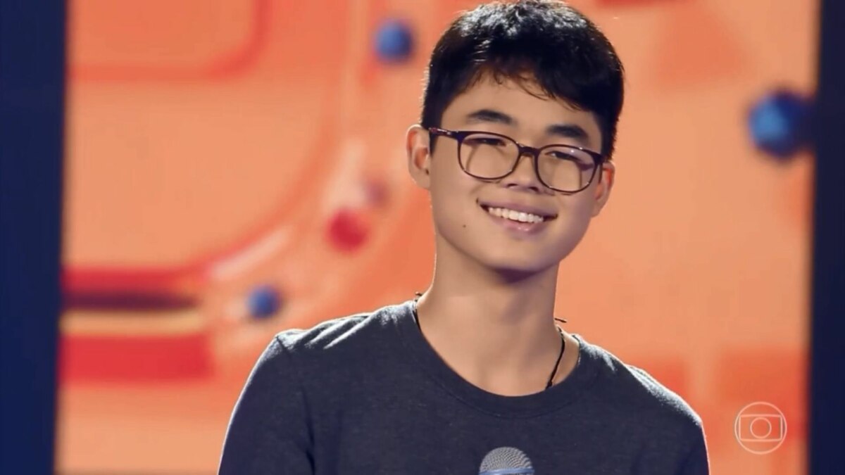 Pedro Ogata em trecho de apresentação no The Voice Kids, antes de ser confirmado em novela da Globo