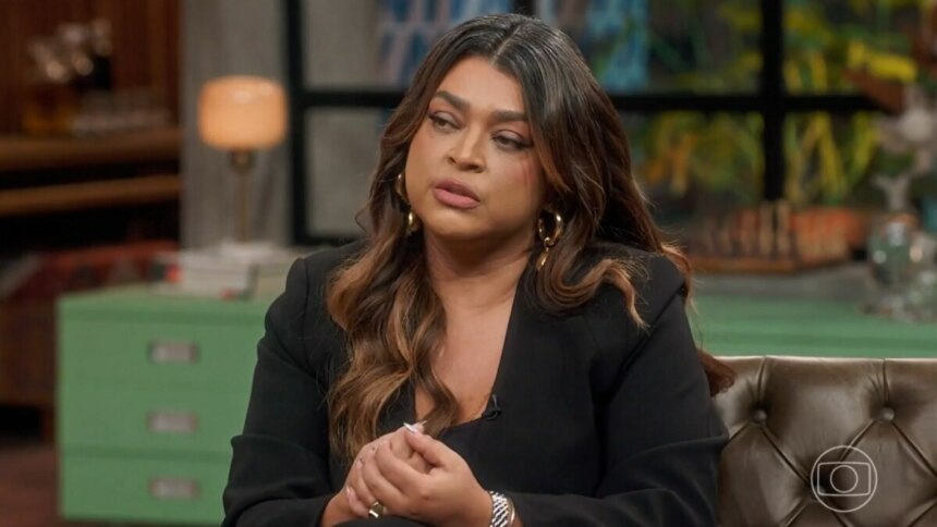 Preta Gil, vestindo uma roupa preta, em trecho da entrevista ao Conversa com Bial, que será reprisada