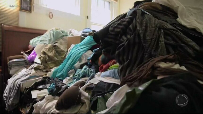 Roupas amontoadas em meio ao lixo na casa de Roxann em Acumuladores