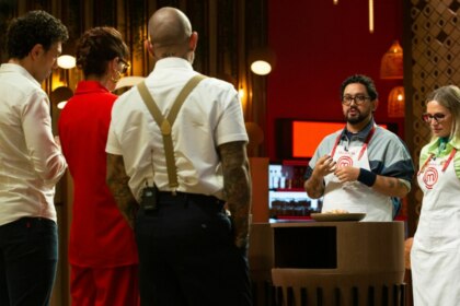 Rodrigo Oliveira, Helena Rizzo e Henrique Fogaça avaliando pratos no MasterChef