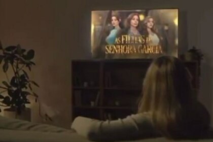 Mulher sentada no sofá, em trecho de chamada de As Filhas da Senhora Garcia no SBT, que provocou a RECORD