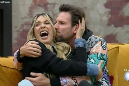 Tali e Pessina se abraçando e celebrando a vitória no leilão da Esfera do Poder