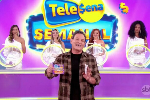 Apresentador Luís Ricardo segura o bilhete da Tele Sena Semanal edição 62. O cenário está todo lilás, na cor do bilhete