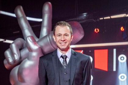 Tiago leifert no cenário do the voice brasil na globo, que agora estará no sbt e disney +
