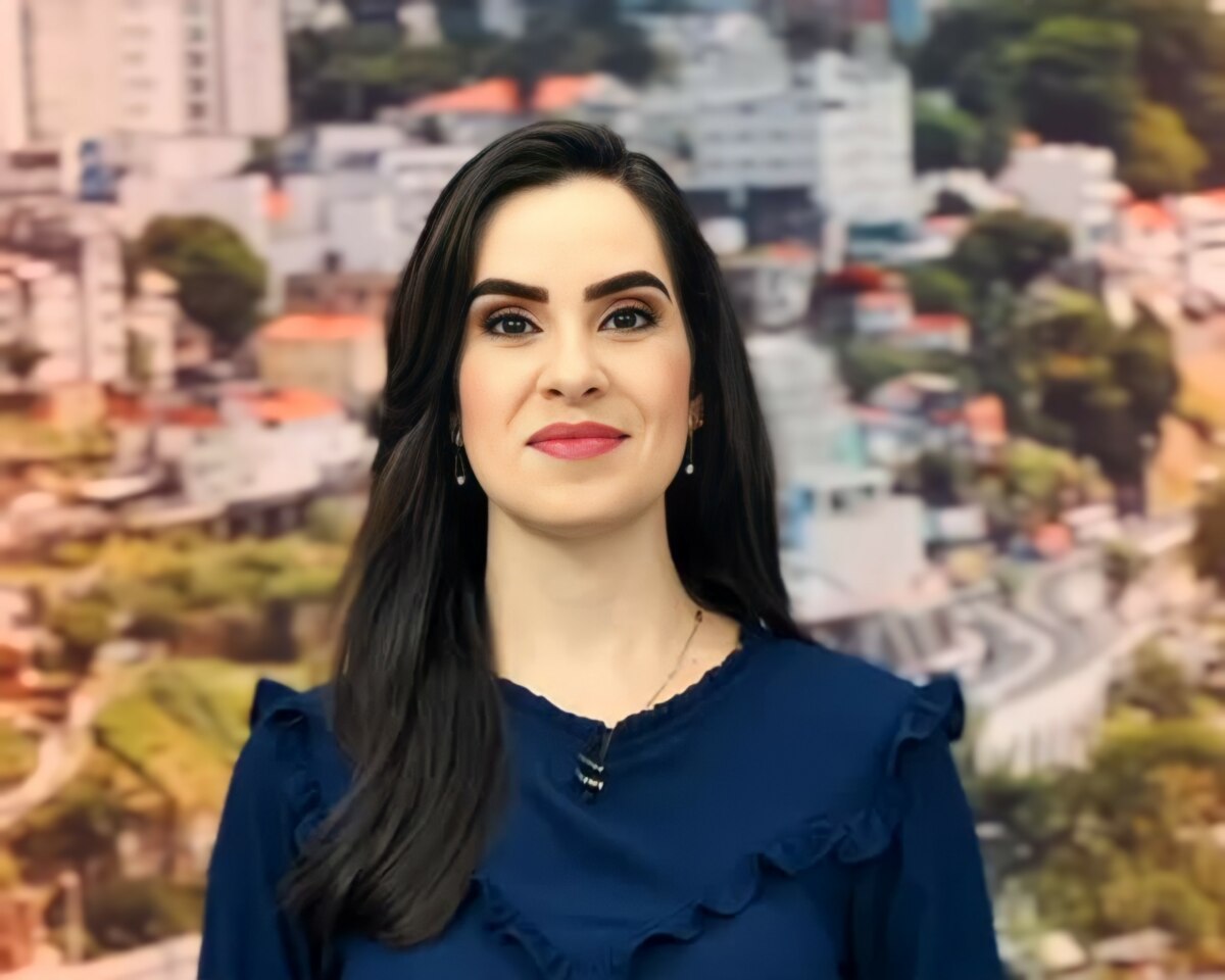 Tiale Acrux de blusa azul no cenário do Balanço Geral BA
