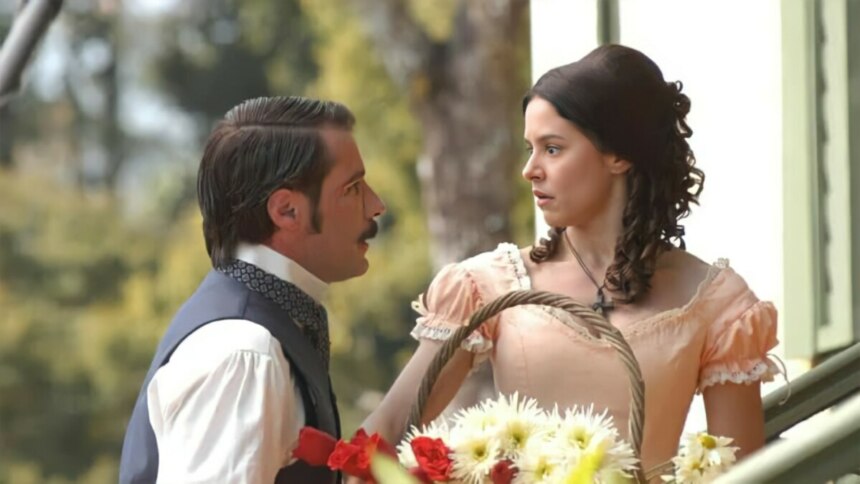 Leôncio olha para Isaura que está assustada segurando uma cesta com flores em cena da novela A Escrava Isaura