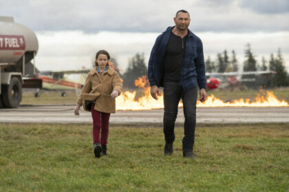 Dave Bautista e Chloe Coleman interagindo como agente da CIA e garota espiã mirim no filme Aprendiz de Espiã