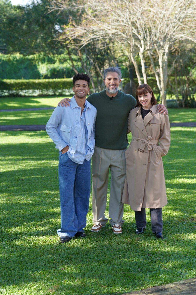 Lucas Leto, Marcos Mion e  Alice Wegmann em uma paisagem verde como se fosse uma mata
