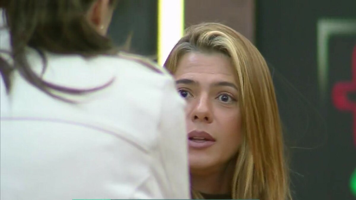 Adriana olha para Carol enquanto conversam no sofá da Mansão do Power Couple Brasil 7
