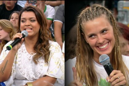 Preta Gil segura o microfone do Altas Horas e sorrir ao falar junto com Carolina Dieckmmann sobre amizade. As duas vestem branco e estão sentadas