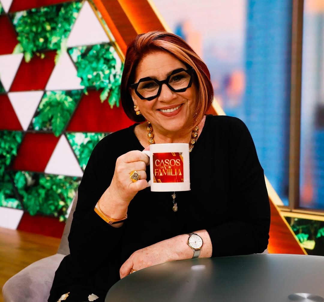 Dra. Anahy segura caneca do Casos de Família e sorrir