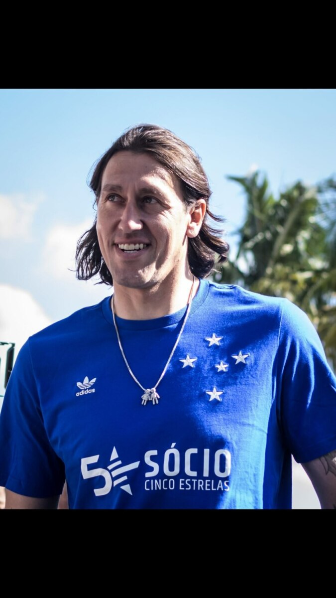 Cassio Goleiro do Cruzeiro de perfil e camisa do time 