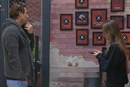 Vicor e Rayanne olham para o quadro da divisão de quartos do Power Couple Brasil 7