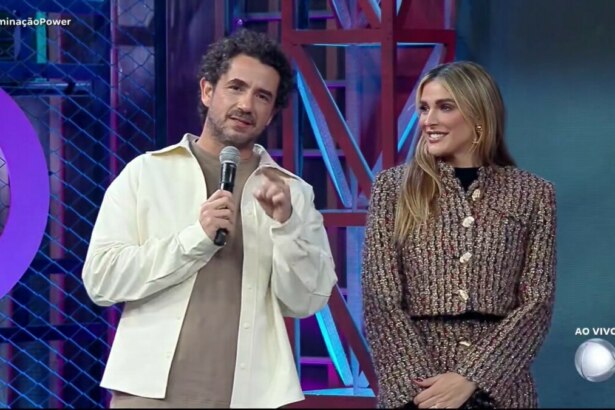 Felipe Andreoli discursa e Rafa Brites olha para ele no palco do Power Couple Brasil 7