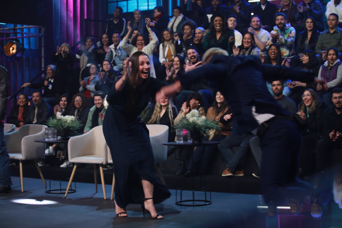 Carol muito emocionada olha para Radamés no palco do Power Couple Brasil 7