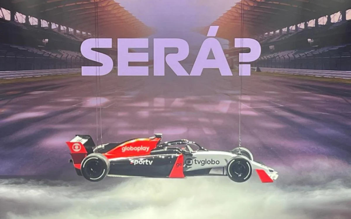 Carro de Fórmula 1 suspenso com logos da TV Globo, Globoplay e Sportv. No telão está escrito Será?