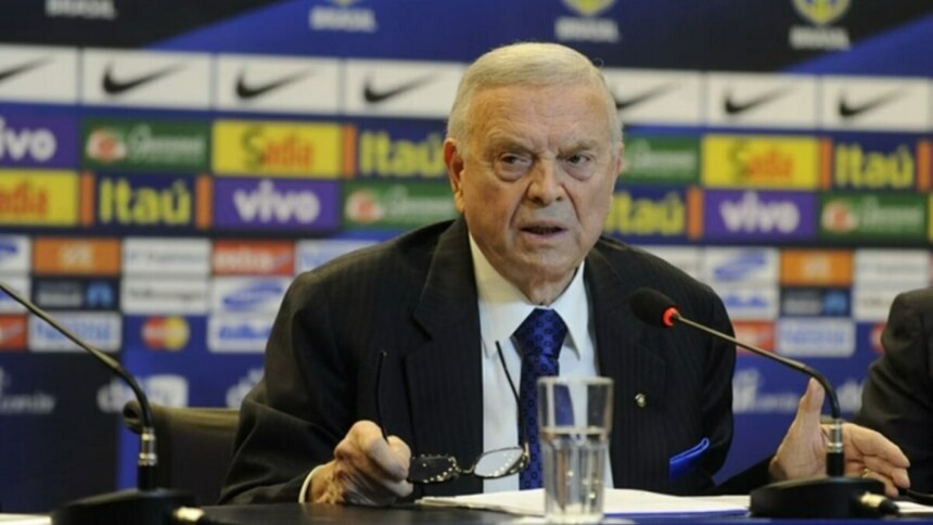 José Maria Marin em mesa da CBF se preparando para entrevista coletiva