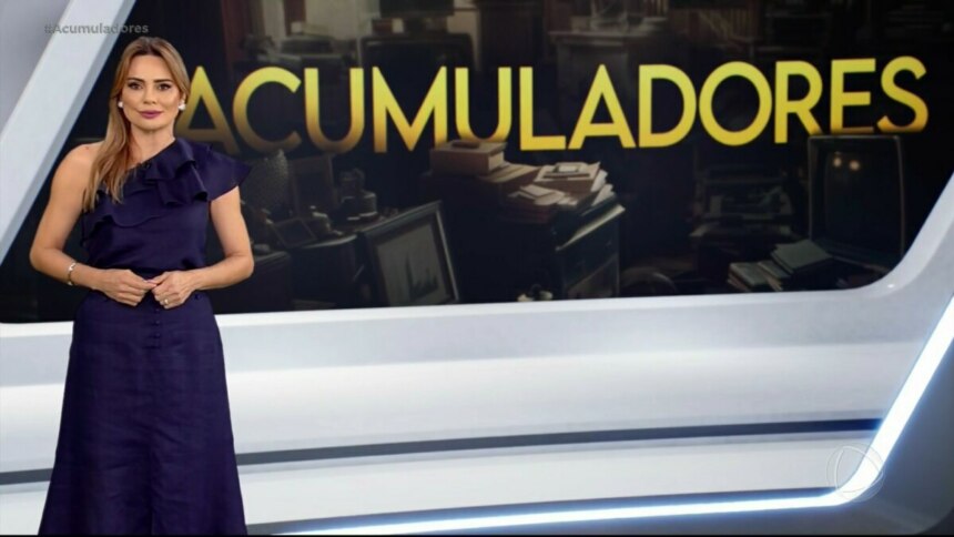 Rachel Sheherazade de vestido lilás, no cenário do programa Acumuladores