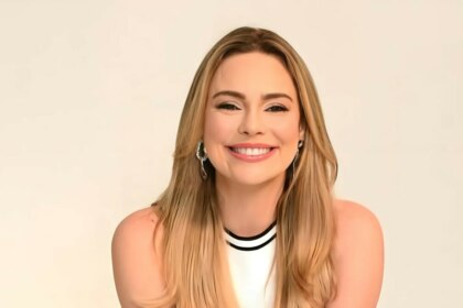 Rachel Sheherazade de blusa branca e sorrindo