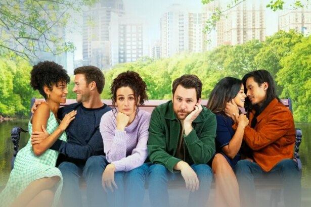 Casais beijando e se olhando em um banco de praça. O casal do meio está com semblante triste em divulgação do filme Volta Pra Mim