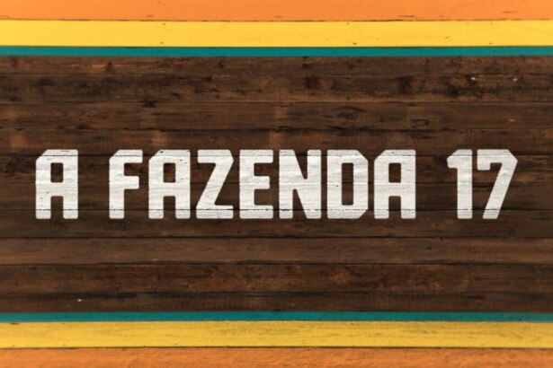 Logo oficial da 17ª temporada de A Fazenda, com fundo de madeira escura e faixas coloridas em laranja, amarelo e verde, destacando o nome “A FAZENDA 17” em letras brancas e em relevo