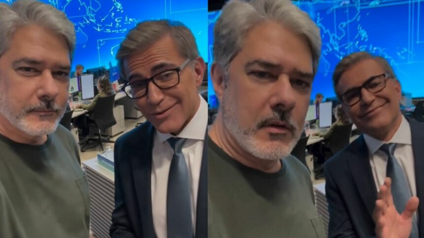 Montagem em tela dividida, mostrando os apresentadores Bonner e Hélter Duarte nos bastidores do 'Jornal Nacional'. Eles estão em frente a um grande mapa em uma tela azul, e Bonner está de camiseta verde, enquanto Hélter usa terno e gravata e sorri para a câmera.