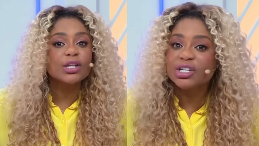 Montagem em tela dividida, com duas imagens quase idênticas da apresentadora Cariúcha no Fofofcalizando. Ela tem cabelos loiros e cacheados, usa uma blusa amarela e está falando em um estúdio de televisão.