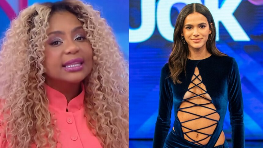 No lado esquerdo, Cariúcha está sorrindo e falando no Fofocalizando. Ela usa uma blusa rosa. No lado direito, a atriz Bruna Marquezine está sorrindo e olhando para a câmera. Ela usa um vestido azul escuro