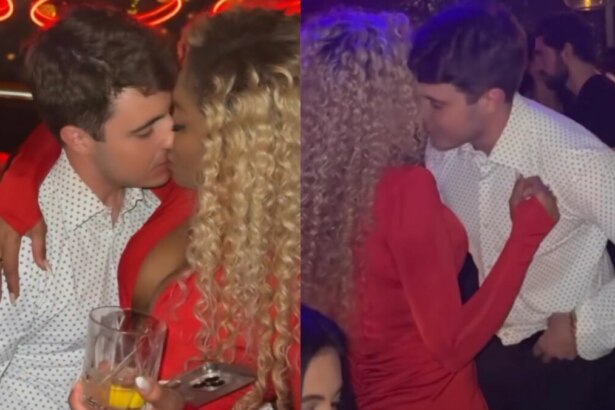 A imagem é uma montagem de duas fotos. À esquerda, a apresentadora Cariúcha, com cabelos loiros e cacheados e um vestido vermelho, e João Augusto Liberato, com uma camisa social branca de bolinhas, estão se beijando. Cariúcha segura um copo de bebida e tem um de seus braços ao redor do pescoço de João Augusto. À direita, eles se beijam novamente, de um ângulo diferente. O ambiente é um local com pouca iluminação, com pessoas ao fundo.
