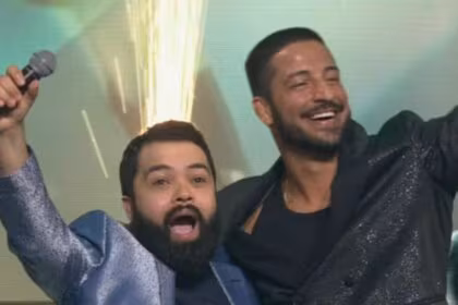 Daniel Sobral e Juceir Jr. abraçados e sorridentes, celebrando a imunidade na estreia do Estrela da Casa