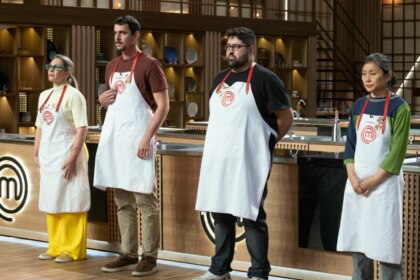 Daniela, Felipe B., Gloria e Rodrigo em pé, em frente a bancada, em trecho da semifinal do MasterChef. Eles vestem o avental do reality.