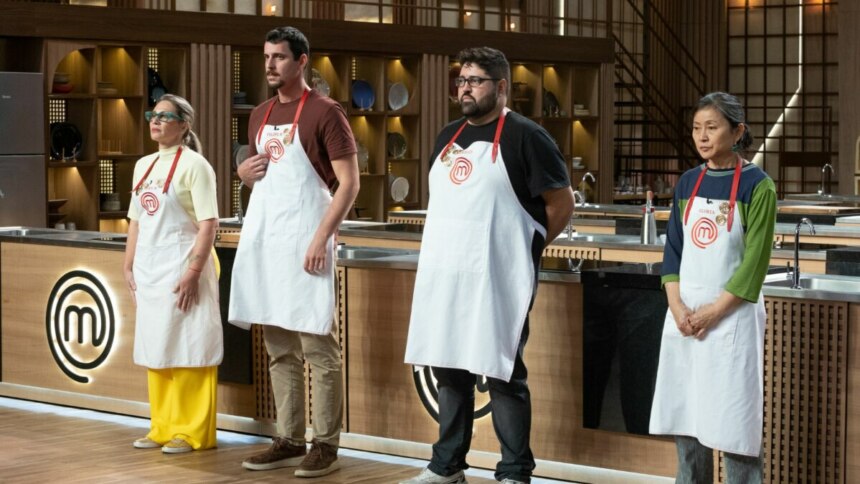 Daniela, Felipe B., Gloria e Rodrigo em pé, em frente a bancada, em trecho da semifinal do MasterChef. Eles vestem o avental do reality.