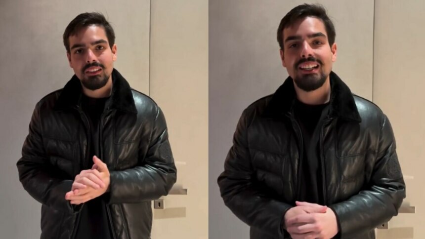 Montagem em tela dividida, com duas imagens iguais de João Silva, filho de Faustão. Ele usa uma jaqueta preta com gola de pelos e está de pé, sorrindo levemente. Ao fundo, uma parede clara. Ele tem barba e bigode, e o nome do arquivo sugere que ele fala sobre o estado de saúde do pai.