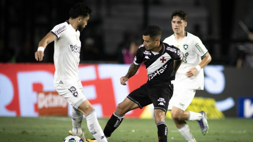 Jogadores de futebol do Vasco e Botafogo em campo durante uma partida da Copa do Brasil, em disputa intensa pela bola.