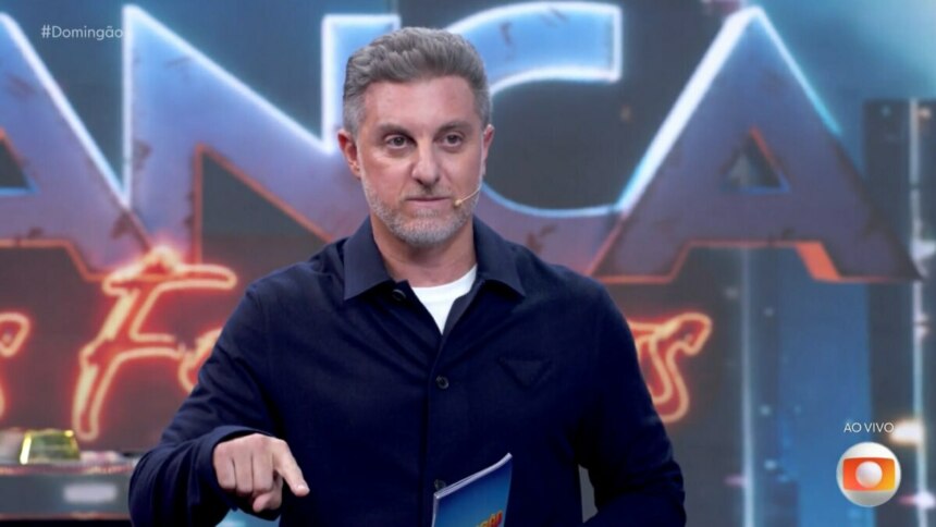 Luciano Huck realizando a divisão dos grupos no elenco da Dança dos Famosos
