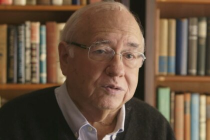 Luis Fernando Verissimo em trecho de uma entrevista em frente a uma estante de livros