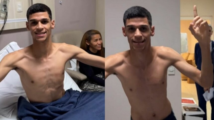 Montagem em tela dividida, com duas imagens do influenciador Luva de Pedreiro. Na esquerda, ele está sentado em uma cama de hospital, sem camisa, com uma manta azul cobrindo as pernas. Na direita, ele está de pé, sem camisa, com o braço levantado e o dedo indicador apontando para cima. Ele parece feliz em ambas as imagens.