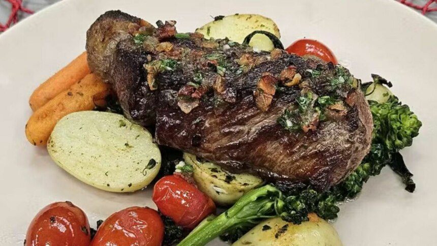 Maminha com manteiga de cebola caramelizada em trecho da receita do é de casa