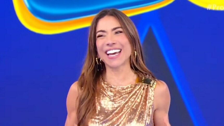 Patricia Abravanel sorrindo em trecho do sorteio da Tele Sena de Independência