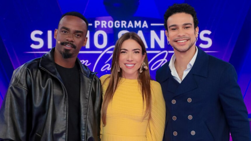 Os atores Sergio Malheiros e Raphael Logam posam sorrindo ao lado da apresentadora Patricia Abravanel, no palco do Programa Silvio Santos.