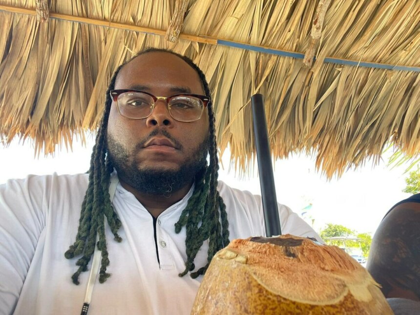Travis, do Quilos Mortais, em momento descontraído, bebe água de coco e exibe visual atual após perder 109 kg