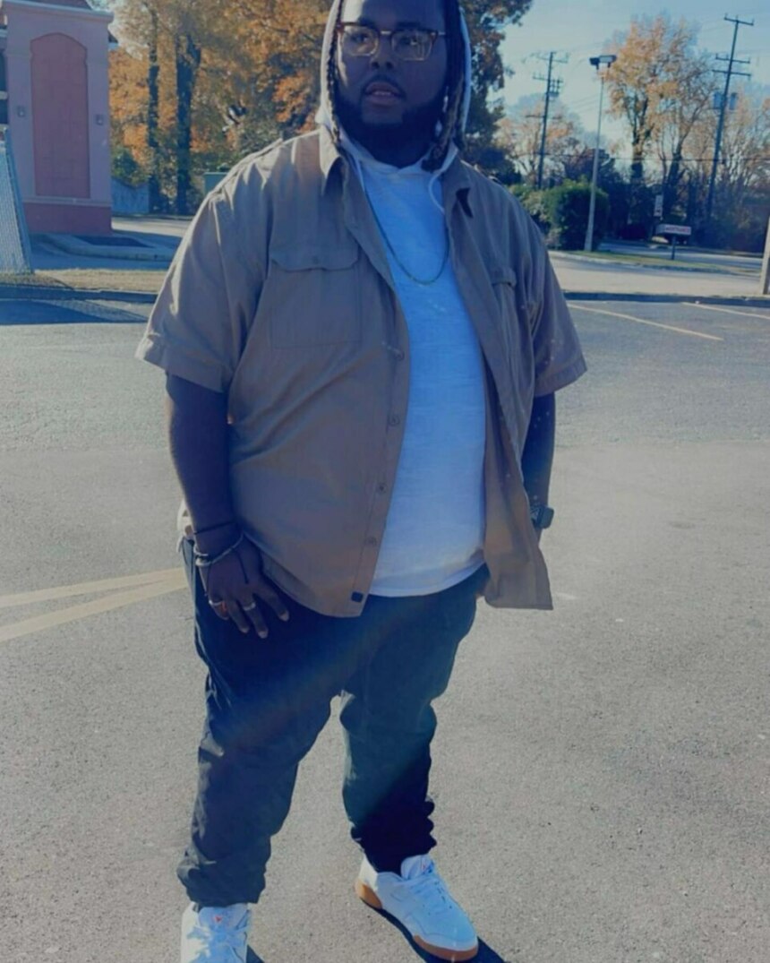 Travis, do Quilos Mortais, exibe visual atual em look casual e mantém boa forma após perder 109 kg