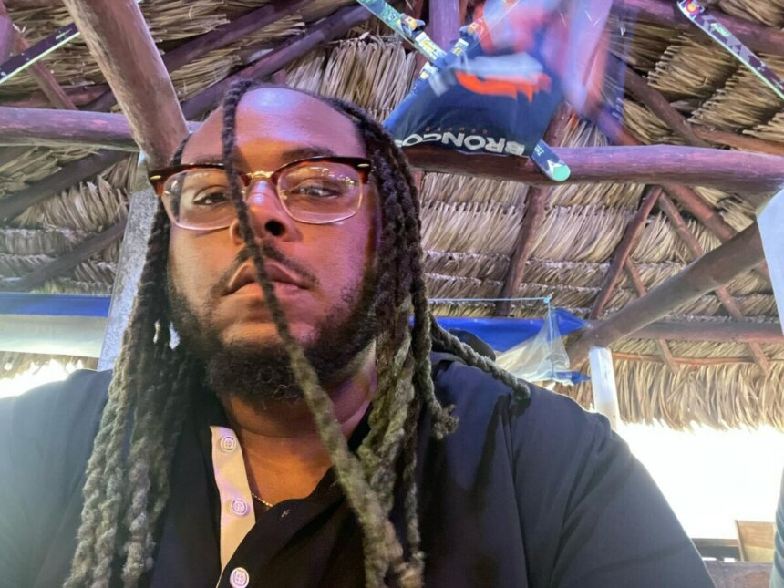 Travis, do Quilos Mortais, em momento descontraído, exibe visual atual e boa forma após perder 109 kg