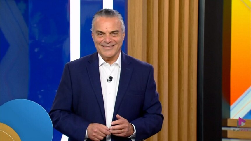Homem de terno azul sorrindo no estúdio do Hoje em Dia, com o logo do Playplus no canto inferior direito. O homem é o Dr. Antonio Sproesser.