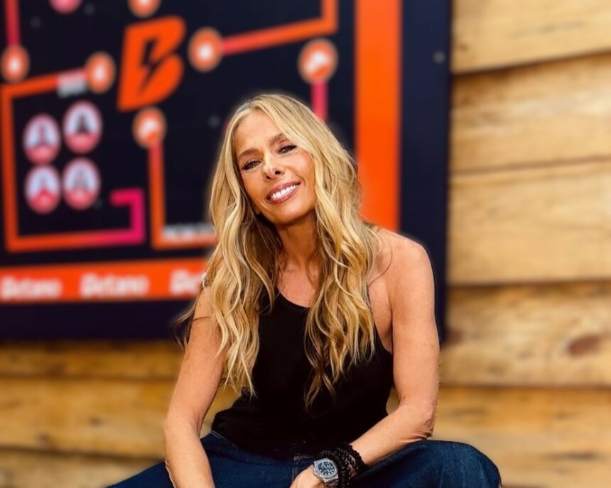Adriane Galisteu posa em frente a painel da Betano durante ação promocional de A Fazenda 17 na RECORD