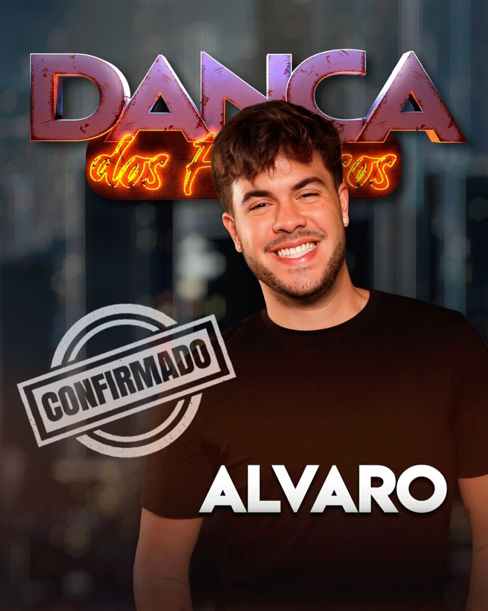 Álvaro, um homem branco com barba e cabelo castanho, sorri amplamente vestindo uma camiseta preta. O logo "Dança dos Famosos" ilumina o fundo. Abaixo, em destaque, o nome "ALVARO" em letras brancas. Um selo "Confirmado" aparece à esquerda.